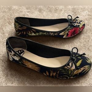 Fergalicious fergie women’s size 8.5 Black and Red floral fabric ballet flats